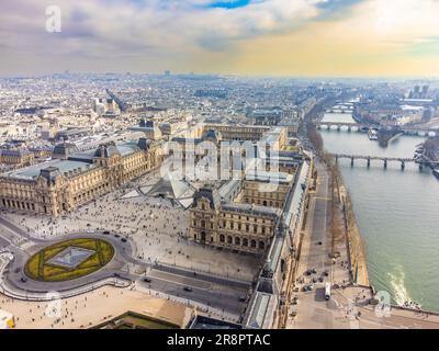 Aus der Vogelperspektive sehen Sie den Louvre und das Museum, einen der bekanntesten Orte in Paris, Frankreich Stockfoto