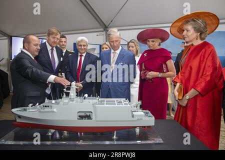 Antwerpen, Belgien. 22. Juni 2023. Niederländischer König Willem-Alexander (2L), König Philippe - Filip von Belgien (C), niederländische Königin Maxima und Königin Mathilde von Belgien, die bei einem Besuch eines Militärschiffs der Fregatte am dritten und letzten Tag des offiziellen Staatsbesuchs des niederländischen Königspaares in Belgien in Antwerpen abgebildet wurden; Donnerstag, 22. Juni 2023. BELGA FOTO NICOLAS MAETERLINCK Kredit: Belga News Agency/Alamy Live News Stockfoto