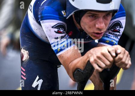 Herzele, Belgien. 22. Juni 2023. Das Bild zeigt die Verletzung von Remco Evenepoel während des individuellen Zeitrennens der Herrenelite der belgischen Radmeisterschaft, 41, 6 km in Herzele am Donnerstag, den 22. Juni 2023. BELGA PHOTO DIRK WAEM Credit: Belga News Agency/Alamy Live News Stockfoto