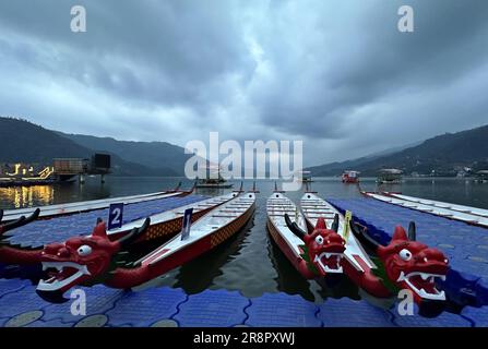 22. Juni 2023, Pokhara, Gandaki, Nepal: Drachenförmige Boote bereiten sich auf das „Nepal-China Friendship Dragon Boat Race Festival“ am Phewa-See in Pokhara, Nepal, am 22. Juni 2023 vor. Das Nepal-China Friendship Dragon Boat Race Festival findet am 23. Und 24. Juni in Pokhara statt und ist das erste Mal, dass ein solches Ereignis in Südasien stattfindet. Das Festival wird gemeinsam vom Nepal Tourism Board, der chinesischen Botschaft in Nepal und Pokhara Metropolitan City organisiert, wobei der Pokhara Tourism Council (PTC) und der Nepal-China Overseas Association als Mitorganisatoren fungieren. Insgesamt 120 Teilnehmer aus N Stockfoto