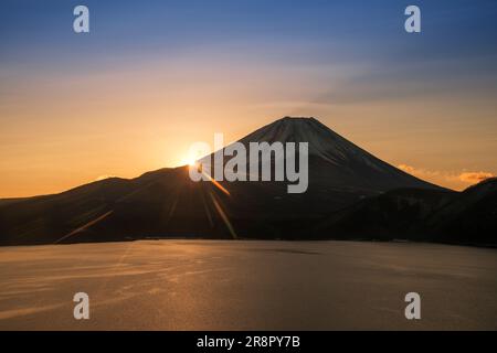 Mt. Fuji am Morgen vom Motosu-See aus gesehen Stockfoto