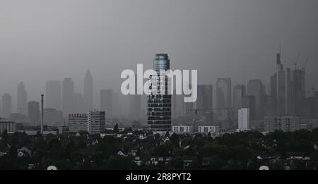 22. Juni 2023, Hessen, Frankfurt/Main: Am späten Nachmittag zieht eine Sturmfront über die Skyline von Frankfurt am Main. Der neue Henninger Tower ist im Vordergrund zu sehen. Foto: Arne Dedert/dpa Stockfoto