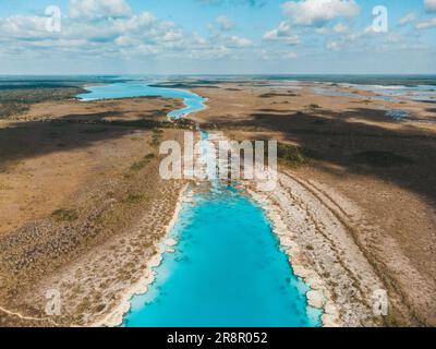 Drohnenaufnahme einer Süßwasserlagune in Bacalar Mexico. Stockfoto