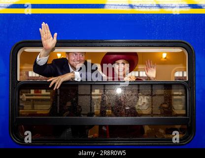 ANTWERPEN - König Willem-Alexander und Königin Maxima fahren nach dem Staatsbesuch in Belgien mit dem königlichen Zug nach den Niederlanden. Das holländische Königspaar stattete dem Land auf Einladung des belgischen Königs Philippe und der Königin Mathilde einen dreitägigen Staatsbesuch ab. ANP REMKO DE WAAL niederlande raus - belgien raus Stockfoto