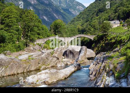 Römische Brücke (Ponte dei Salti) über die Verzasca bei Lavertezzo im Verzasca-Tal, Kanton Tessin, Schweiz, Europa Stockfoto