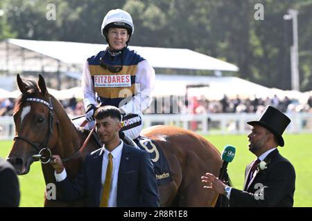 Ascot, Vereinigtes Königreich, 22. Juni 2023; Ascot Racecourse, Berkshire, England: Royal Ascot Horse Racing, Ladies Day, Tag 3; Rennen 5; Britannia Stakes; Hayley Turner wird interviewt, nachdem er das Rennen in den Docklands gewonnen hat Stockfoto