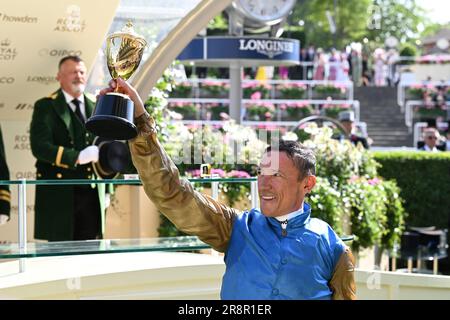 Ascot, Vereinigtes Königreich, 22. Juni 2023; Ascot Racecourse, Berkshire, England: Royal Ascot Horse Racing, Ladies Day, Tag 3; Rennen 4; Gold Cup; Frankie Dettori hebt den Goldenen Pokal zur Feier Stockfoto