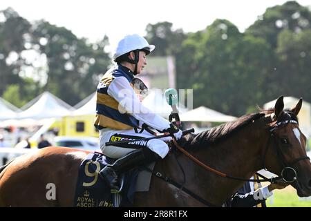 Ascot, Vereinigtes Königreich, 22. Juni 2023; Ascot Racecourse, Berkshire, England: Royal Ascot Horse Racing, Ladies Day, Tag 3; Rennen 5; Britannia Stakes; Hayley Turner wird interviewt, nachdem er das Rennen in den Docklands gewonnen hat Stockfoto