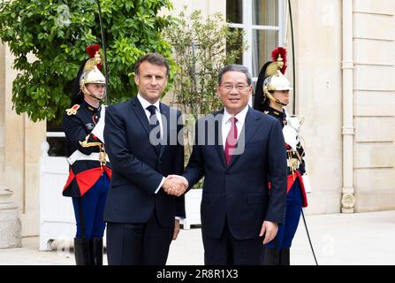 Paris, Frankreich. 22. Juni 2023. Der chinesische Ministerpräsident Li Qiang trifft sich am 22. Juni 2023 im Elysee-Palast in Paris mit dem französischen Präsidenten Emmanuel Macron. Kredit: Huang Jingwen/Xinhua/Alamy Live News Stockfoto