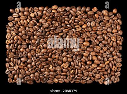 Muster aus gerösteten Arabica-Kaffeebohnen, kontrastreicher schwarzer Hintergrund. Stockfoto