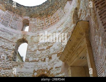 Details der Türverzierungen im Vorraum aus dem 4. Jahrhundert im Diokletianpalast, Split, Kroatien. Auch Rotonda oder Atrium genannt Stockfoto