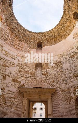 Der Vorraum aus dem 4. Jahrhundert im Diokletianpalast in Split, Kroatien. Auch Rotonda oder Atrium genannt, führte es von Peristil zu kaiserlichen Wohnungen Stockfoto