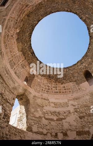 Der Vorraum aus dem 4. Jahrhundert im Diokletianpalast in Split, Kroatien. Auch Rotonda oder Atrium genannt, führte es von Peristil zu den kaiserlichen Apartments Stockfoto