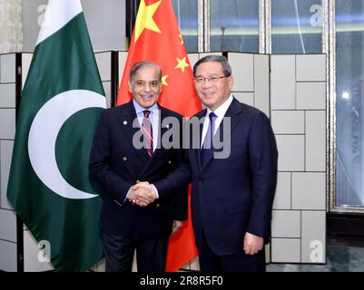 Paris, Frankreich. 22. Juni 2023. Der chinesische Ministerpräsident Li Qiang trifft am 22. Juni 2023 in Paris, Frankreich, den pakistanischen Premierminister Shahbaz Sharif. Kredit: Liu Bin/Xinhua/Alamy Live News Stockfoto