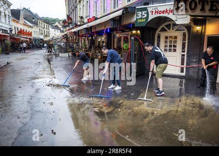 220623, Valkenburg aan den Geul: Überschwemmung in der Grotestraat. Foto: Marcel van Hoorn. niederlande raus, belgien raus Stockfoto