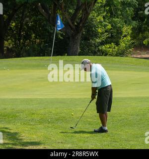 Caesarea, Israel - 4. August 2022: Ein Mann, der auf dem Rasen im Golfklub Caesarea Golf übt. Stockfoto