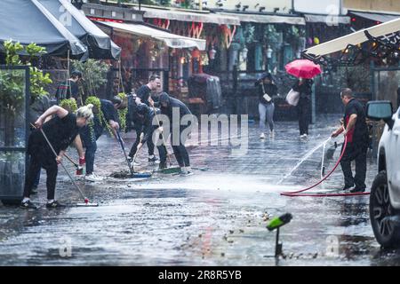 220623, Valkenburg aan den Geul: Überschwemmung in der Grotestraat. Foto: Marcel van Hoorn. niederlande raus, belgien raus Stockfoto