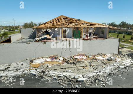 Hurrikan Ian zerstörte das Dach und die Wände des Hauses in Florida Wohngebiet. Naturkatastrophen und ihre Folgen Stockfoto