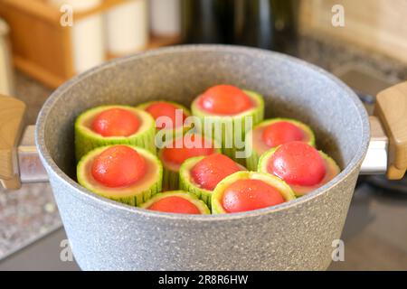 Traditionell türkisch gefüllte Zucchini mit Hackfleisch, Reis, Kräutern und Gewürzen. Zucchini Dolma, türkische und griechische Küche Stockfoto