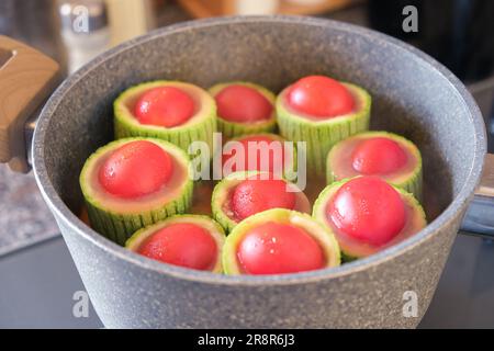 Traditionell türkisch gefüllte Zucchini mit Hackfleisch, Reis, Kräutern und Gewürzen. Zucchini Dolma, türkische und griechische Küche Stockfoto