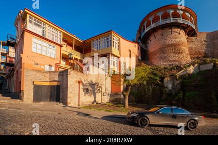 Georgia, Tiflis - 28. November 2020: Häuser mit Balkonen im historischen Stadtteil Tiflis. Georgien. Abendliche Aussicht. Wunderschöne Altstadt bei Sonnenuntergang. Stockfoto