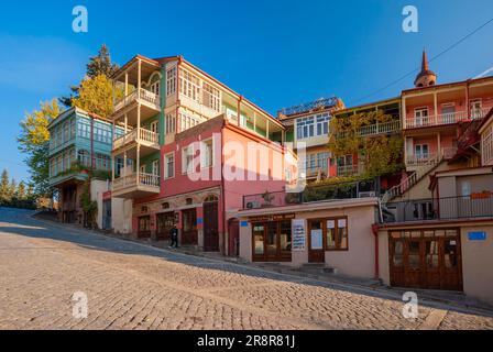 Georgia, Tiflis - 28. November 2020: Häuser mit Balkonen im historischen Stadtteil Tiflis. Georgien. Abendliche Aussicht. Wunderschöne Altstadt bei Sonnenuntergang. Stockfoto