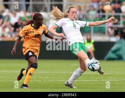 Sambias Evarine Katongo (links) und Irlands Megan Connolly kämpfen um den Ball während des internationalen Freundschaftsspiels im Tallaght Stadium, Dublin. Foto: Donnerstag, 22. Juni 2023. Stockfoto