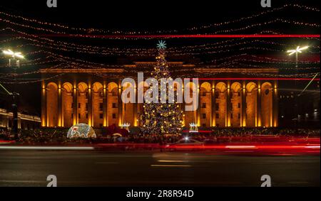 Weihnachtsbaum vor dem Parlament von Georgien. Neues Jahr. Stockfoto