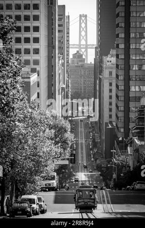 Klassischer Blick auf die Innenstadt von San Francisco mit der berühmten Oakland Bay Bridge in Schwarz und Weiß in San Francisco Stockfoto