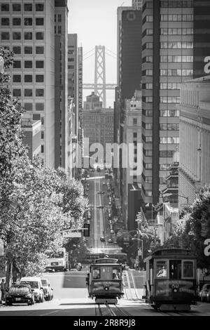 Klassischer Blick auf die Innenstadt von San Francisco mit der berühmten Oakland Bay Bridge in Schwarz und Weiß in San Francisco Stockfoto