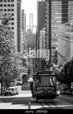 Klassischer Blick auf die Innenstadt von San Francisco mit der berühmten Oakland Bay Bridge in Schwarz und Weiß in San Francisco Stockfoto