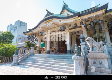 Namba Yasaka-Schrein (難波八阪神社, Namba Yasaka Jinja). Er ist bekannt als Löwenschrein, da er eine rituelle Bühne im Kopf eines Löwen bietet Stockfoto