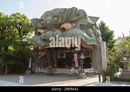 Namba Yasaka-Schrein (難波八阪神社, Namba Yasaka Jinja). Er ist bekannt als Löwenschrein, da er eine rituelle Bühne im Kopf eines Löwen bietet Stockfoto