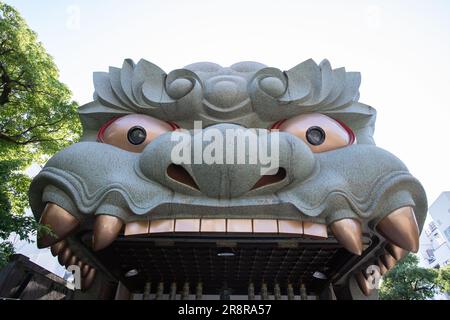 Namba Yasaka-Schrein (難波八阪神社, Namba Yasaka Jinja). Er ist bekannt als Löwenschrein, da er eine rituelle Bühne im Kopf eines Löwen bietet Stockfoto