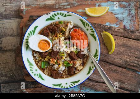 Schwarze indonesische Rindfleischsuppe : Rawon Stockfoto