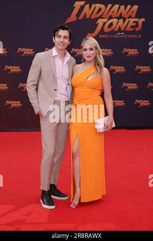 Jazmin Grace Grimaldi und Ian Mellencamp besuchen am 22. Juni 2023 die Premiere „Indiana Jones and the Dial of Destiny“ im Zoo Palast in Berlin Stockfoto