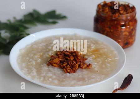 Kanji und Kadumanga. Reismehl mit Kerala Matta Reis. Serviert mit Kerala-Mango-Gurke. Auf weißem Hintergrund aufgenommen. Stockfoto