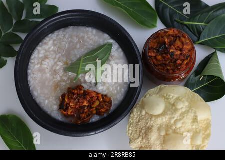 Kanji und Kadumanga. Reisbrei mit Matta-Reis. Serviert in Erdtöpfen auf traditionelle Weise mit Löffel aus Jackpot-Baumblatt. Aufgenommen mit r Stockfoto