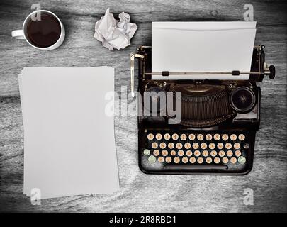 Leeres Blatt Papier auf dem Schreibtisch Schriftsteller, Ansicht von oben Stockfoto