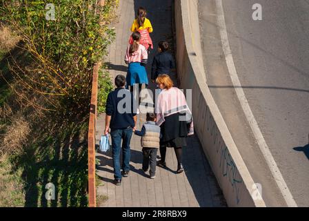 Georgia, Tiflis - 11. Oktober 2020: Die Familie macht einen Spaziergang im Stadtpark Stockfoto