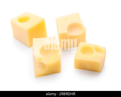 Würfel aus leckerem Schweizer Käse, isoliert auf weißem Hintergrund Stockfoto
