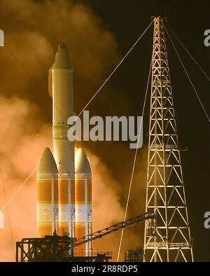 Cape Canaveral, Vereinigte Staaten. 22. Juni 2023. Eine United Launch Alliance Delta IV schwere Rakete hebt ab von Pad 37B an der Cape Canaveral Space Force Station um 5:18 Uhr EDT am 22. Juni 2023 in Cape Canaveral. Die Rakete trägt einen geheimen Spionagesatelliten für das Nationale Aufklärungsbüro. Kredit: SOPA Images Limited/Alamy Live News Stockfoto