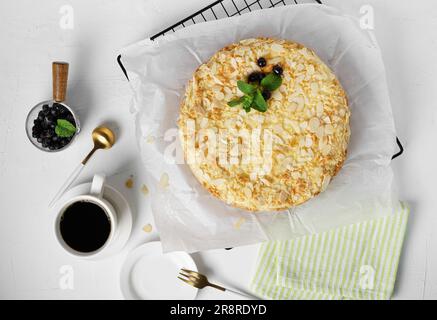 Hüttenkäsekuchen mit Krümeln, gefrorenen Beeren und Minze. Blick von oben Stockfoto