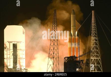 Cape Canaveral, Vereinigte Staaten. 22. Juni 2023. Eine United Launch Alliance Delta IV schwere Rakete hebt ab von Pad 37B an der Cape Canaveral Space Force Station um 5:18 Uhr EDT am 22. Juni 2023 in Cape Canaveral. Die Rakete trägt einen geheimen Spionagesatelliten für das Nationale Aufklärungsbüro. (Foto: Paul Hennessy/SOPA Images/Sipa USA) Guthaben: SIPA USA/Alamy Live News Stockfoto