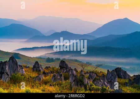 Akiyoshidai und Gebirgskette am Morgen Stockfoto