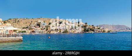 Symi, auch bekannt als Syme oder Simi, ist eine griechische Insel, eine der Dodekanesischen Inseln. Wunderschöne Stadt Symi Yialos in der Bucht und in den Bergen. Stockfoto