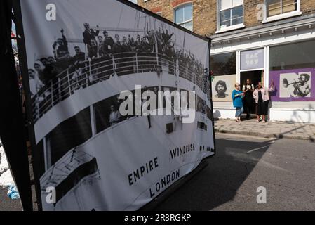London, Großbritannien. 22. Juni 2023. Windrush-Prozession durch Brixton zum Windrush Square anlässlich des 75. Jahrestages der Ankunft von Einwanderern aus der Karibik in Tilbury an Bord des Empire Windrush. Die Feier wurde von vielen als "bittersüß" bezeichnet, als Folge eines Skandals, bei dem viele Anwohner und ihre Nachkommen fälschlicherweise mit Abschiebung oder Inhaftierung durch das Innenministerium bedroht wurden. Kredit: Ron Fassbender/Alamy Live News Stockfoto