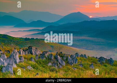 Akiyoshidai und Gebirgskette am Morgen Stockfoto