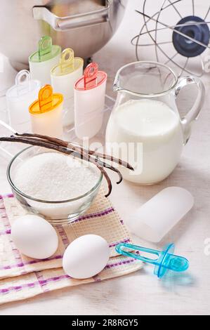 Eiscreme-Formen aus Kunststoff stehen auf dem plexiglasständer, Zutaten für die Eiscreme-Zubereitung Stockfoto