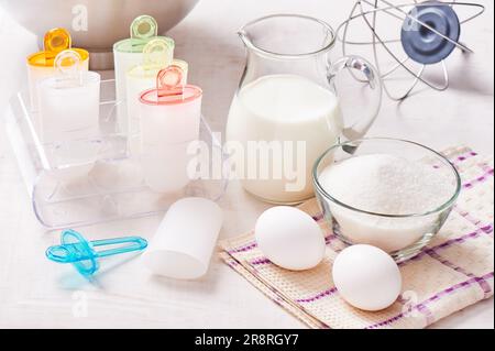 Eiscreme-Formen aus Kunststoff stehen auf dem plexiglasständer, Zutaten für die Eiscreme-Zubereitung Stockfoto